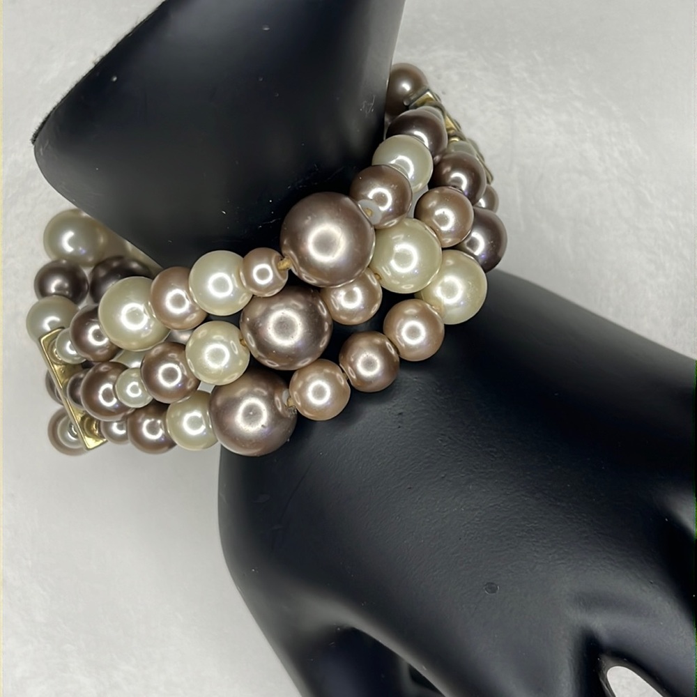 Three strand glass faux graduating size pearl stretch bracelet.